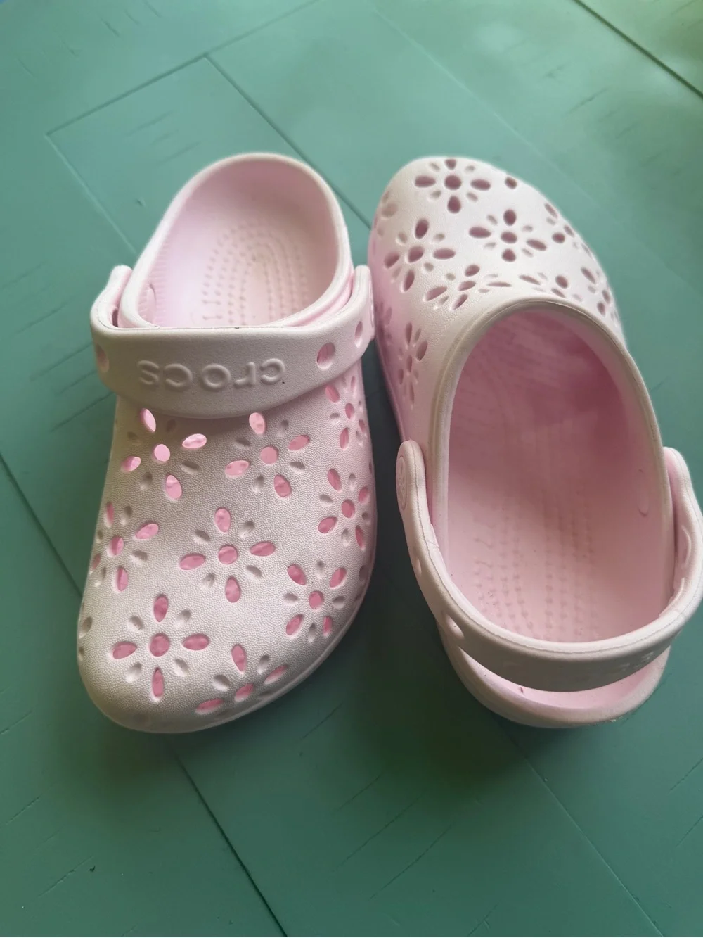 CROCS Kids Light Pink Floral Cutout Clogs